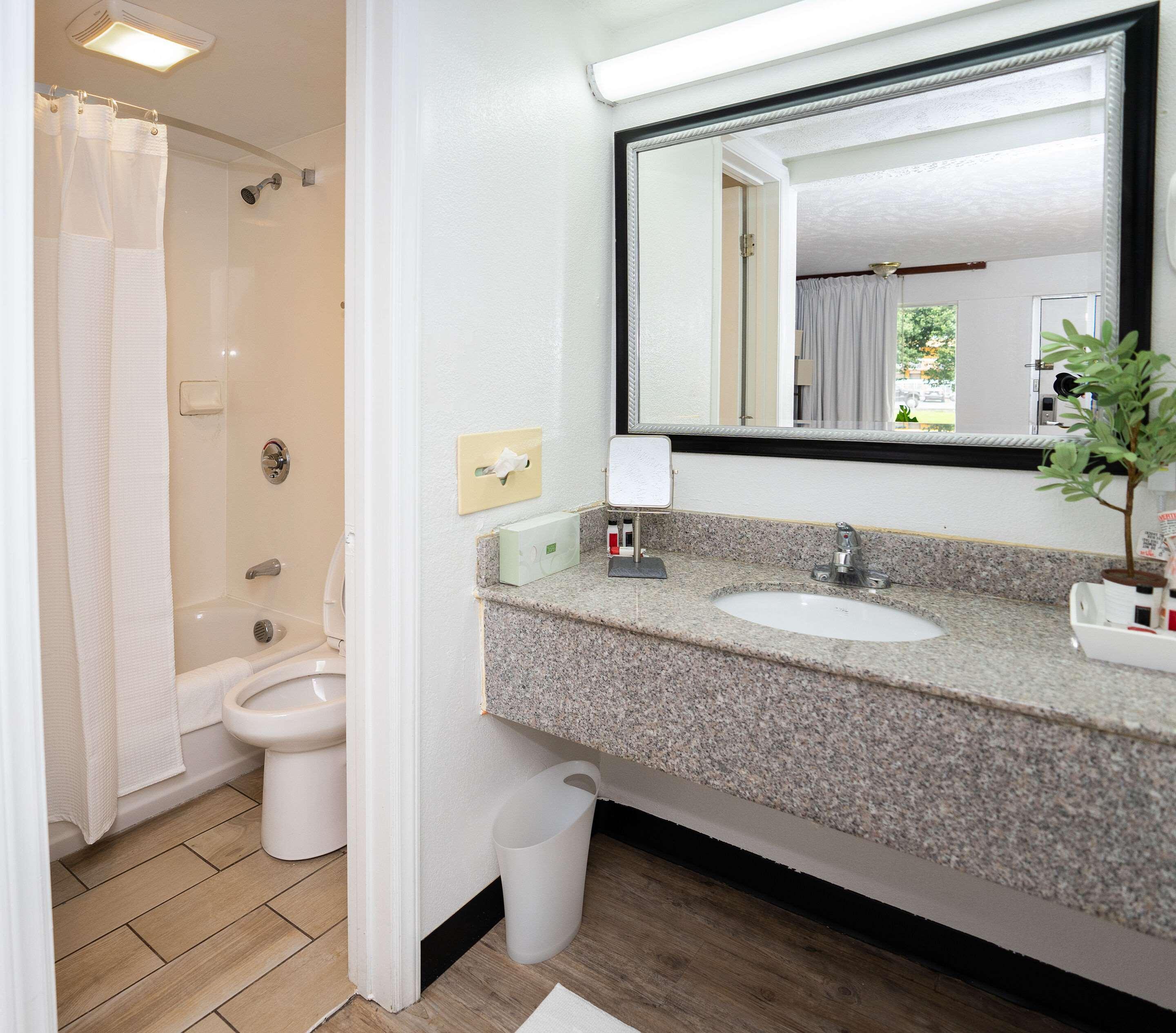 Ramada By Wyndham Lumberton Hotel Екстериор снимка