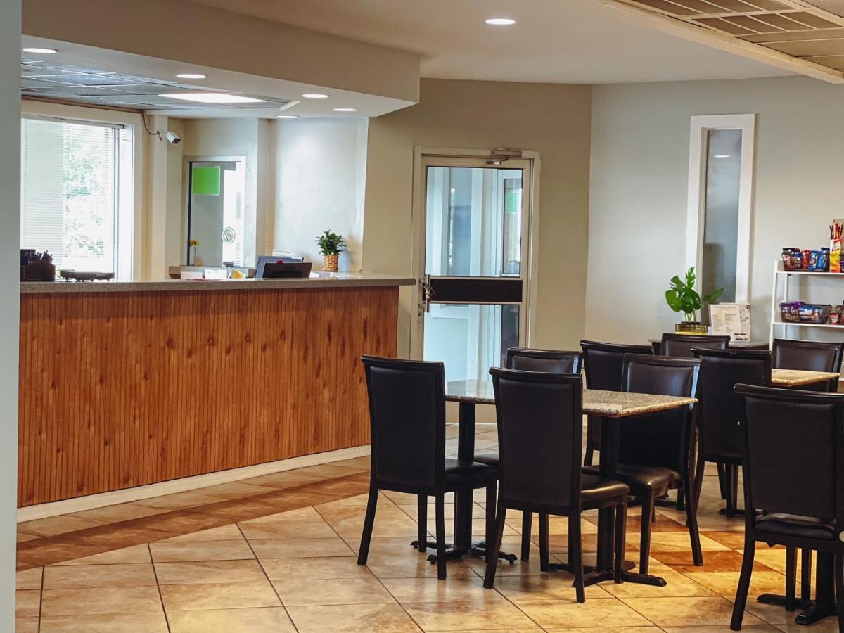 Ramada By Wyndham Lumberton Hotel Екстериор снимка