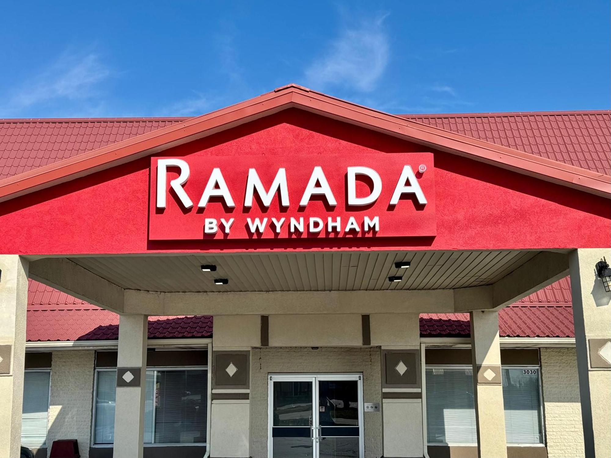 Ramada By Wyndham Lumberton Hotel Екстериор снимка