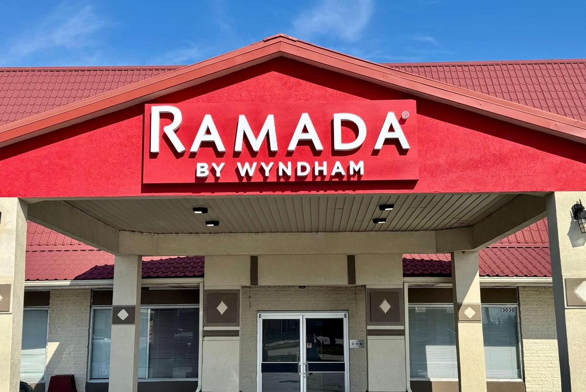 Ramada By Wyndham Lumberton Hotel Екстериор снимка